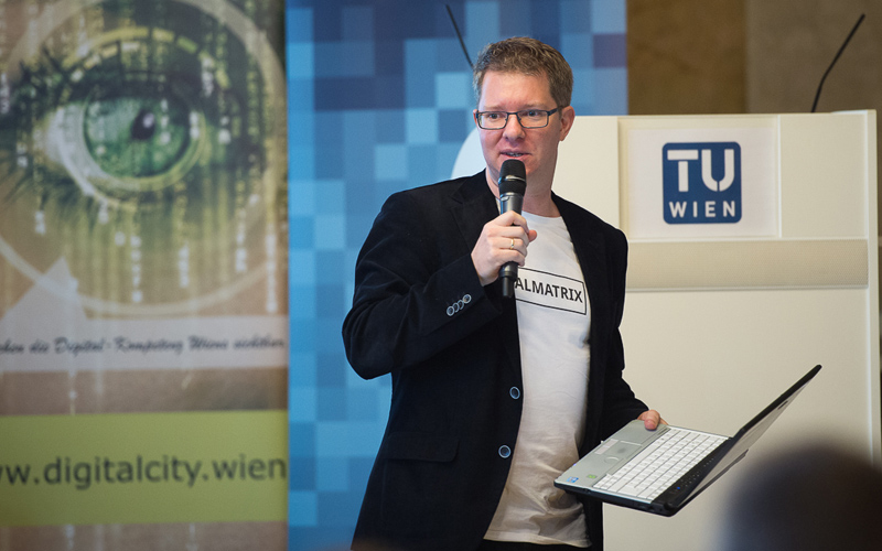 Dealmatrix CEO Christoph Drescher explains how to use his app for voting. © David Bohmann